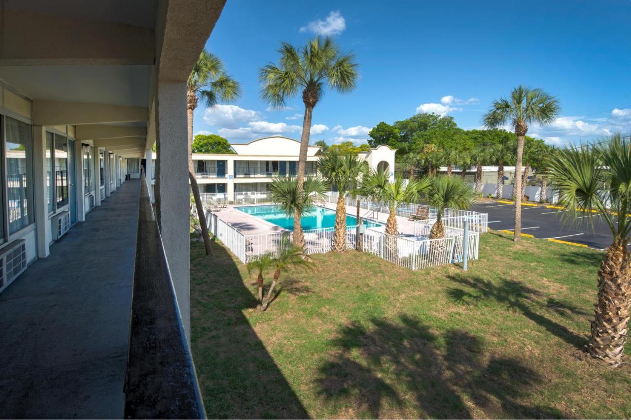 Bayside Inn Pinellas Park - Clearwater Exterior photo