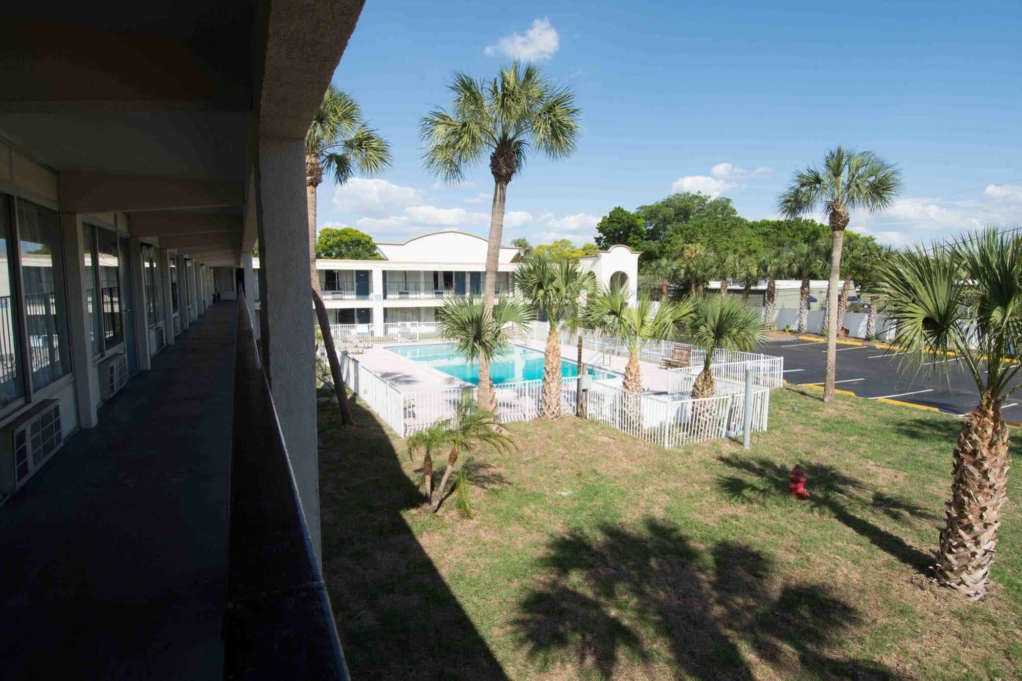 Bayside Inn Pinellas Park - Clearwater Exterior photo